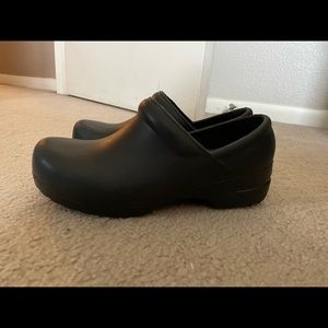Nursing clogs-Black